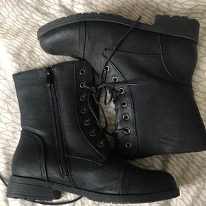 Black combat boots - 7.5W